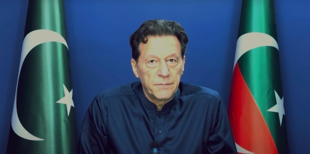 पाकिस्तान: इमरान ख़ान की मौत की अफ़वाह, परिजनों की चिंता के बीच जेल प्रशासन बोला- वे पूरी तरह स्वस्थ